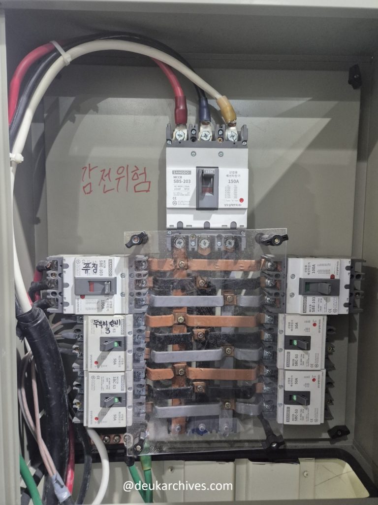 3상 220V 배전반 내부 구조, 중성선 없는 3선식 전원 구성, 상간 전압 220V 사용 사례