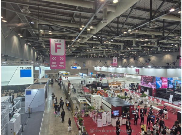 가공·절단·성형 장비가 전시된 SIMTOS 2026 Hall 9~10 내부 모습